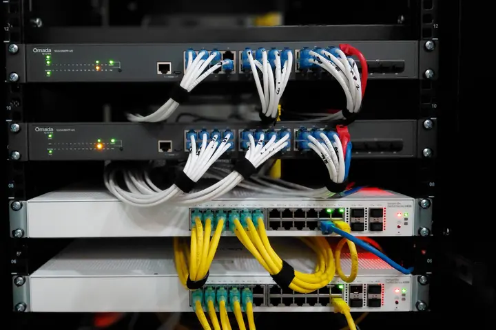 네트워크 스위치에 UTP·광케이블을 정리해 연결한 배선반